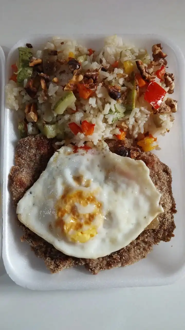 menu: Milanesa a caballo con arroz y verduras