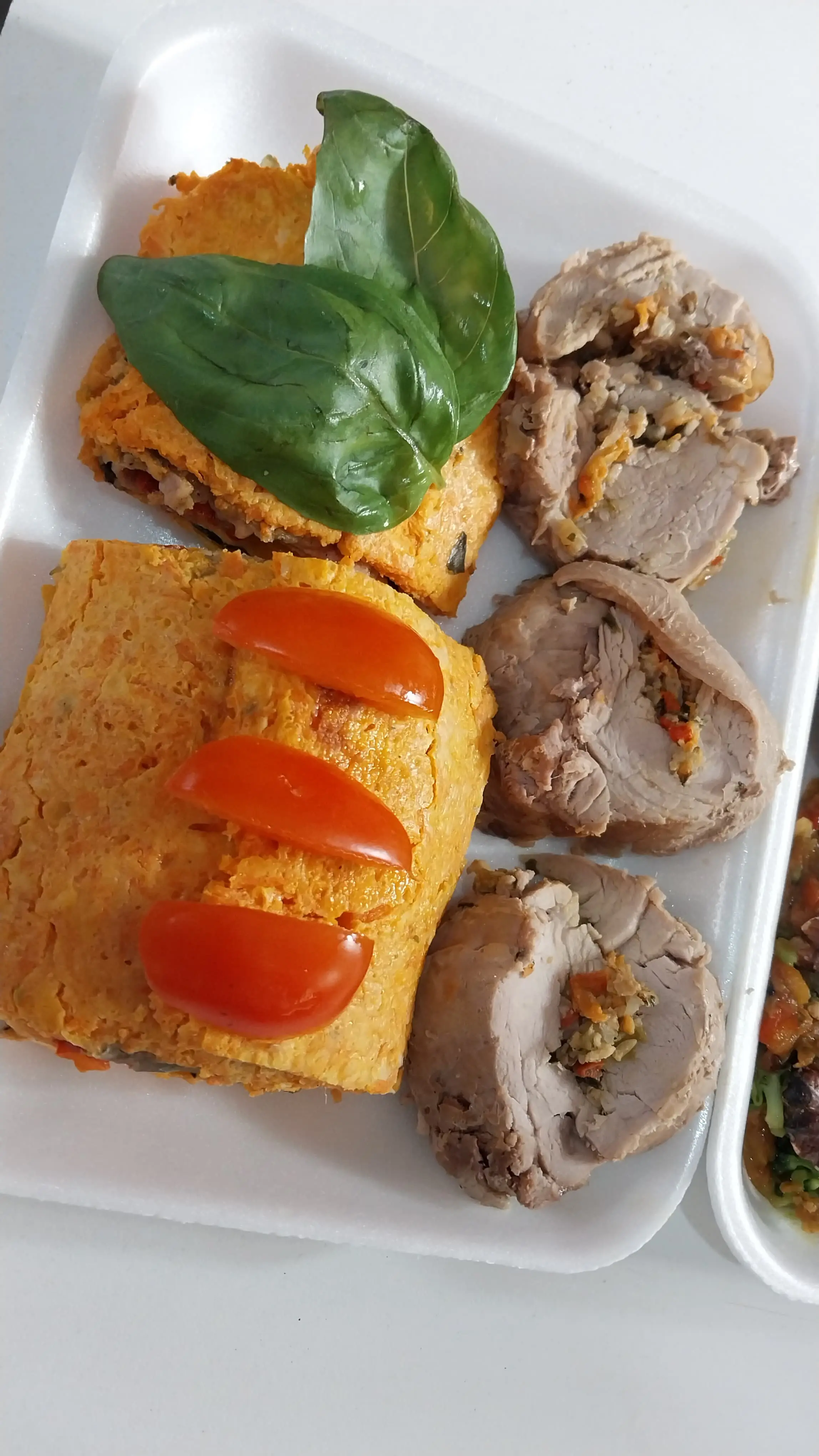 menu: Arrollado de zanahoria y rolls de carne